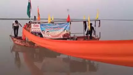 अलीगढ़ सांसद सतीश गौतम ने गंगा जी पर उड़ाई चुनरी@