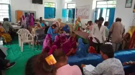 धरियावद: एडीएम ने गदवास व पिपलिया ग्राम पंचायत शिविरों का किया निरीक्षण, राजस्व ग्राम पेंशन पोर्टल पर तकनीकी समस्या को दूर किया