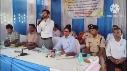 बक्सर: प्रभारी डीएम ने मतदान कार्य सफल बनाने हेतु मतदान कर्मियों को दायित्व का पाठ पढ़ाया