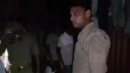 फिरोज़ाबाद: मुश्ताक बिल्डिंग के पास चूड़ी के गोदाम में लगी आग, क्षेत्रीय लोगों की सूझबूझ से टला बड़ा हादसा, शार्ट सर्किट था कारण