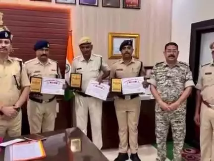 टीकमगढ़: कुंडेश्वर जमडार नदी में छलांग लगाकर एक महिला ने की ख़ुदकुशी करने की कोशिश, पुलिसकर्मियों ने बचाया; SP ने किया सम्मानित