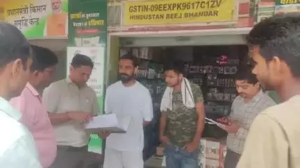शाहाबाद: जिला कृषि अधिकारी कुलदीप सिंह राणा ने शाहबाद कस्बा की 6 खाद की दुकानों से खाद के 6 नमूने लेकर लैब को भेजे