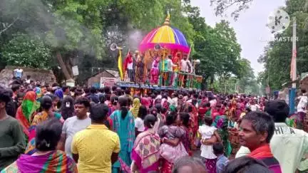ରାସଗୋବିନ୍ଦପୁର: ଶୁଳିଆପଦା ଠାରେ ହଜାର ହଜାର ଶ୍ରଦ୍ଧାଳୁଙ୍କ ଗହଣରେ ଜଗନ୍ନାଥମନ୍ଦିରରୁ ବାହାରି ଜନ୍ମବେଦୀ ମୁହାଁ ଅଗ୍ରସର ହେଲେ ରଥାରୂଢ ଚତୁର୍ଦ୍ଧା ମୂର୍ତ୍ତି