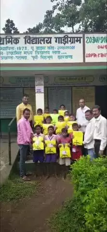 पटमदा: जिला स्तरीय प्रतियोगिता के लिए चयनित दो ब्लॉक चैंपियन टीमों को विधायक प्रतिनिधि चंद्रशेखर टुडू ने दिया जर्सी सेट