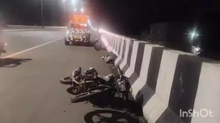 આણંદ: વાસદ ઓવરબ્રિજ પર કારે બે બાઈકને અડફેટે લેતા એકનું મોત,એક ગંભીર