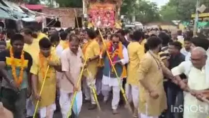 आगरा: बल्केश्वर महालक्ष्मी मंदिर से निकाली गई जगन्नाथ की भव्य शोभायात्रा, केंद्रीय राज्य मंत्री ने यात्रा मार्ग पर लगाया झाड़ू