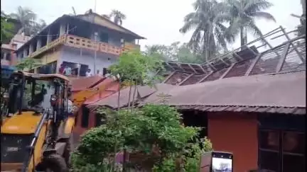 পাঁশকুড়া: পাঁশকুড়া পূর্ব শুকুতিয়া গ্রামে দোতলা মাটির বাড়ি ভেঙ্গে মৃত দুই আহত এক প্রায় চার ঘণ্টা চেষ্টা দেহ উদ্ধার