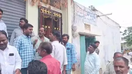 అలంపూర్: అయిజ మున్సిపాలిటీ కేంద్రంలోని బస్సు డ్రైవర్లకు విద్యార్థి సంఘాల మధ్య గొడవ