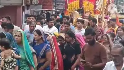 खुरई: भगवान जगन्नाथ स्वामी, भाई बलराम और बहिन सुभद्रा के साथ विमान धूमधाम से निकाला गया, नगर भ्रमण पर निकले