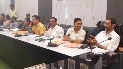 मिलक: जिलाधिकारी जोगिंदर सिंह ने जिलाधिकारी सभागार में विकास कार्यों की बैठक की, समस्त विभाग के अधिकारियों को दिए निर्देश