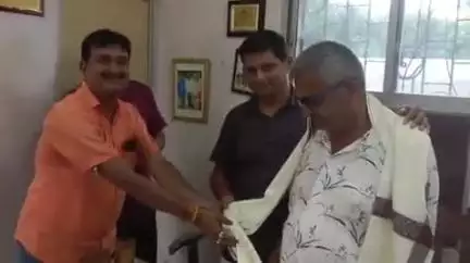 महेशपुर: डेयरी उत्पादन से जिले का नाम रोशन करने पर महेशपुर के दीपक सिंह को समाजसेवी ने किया सम्मानित