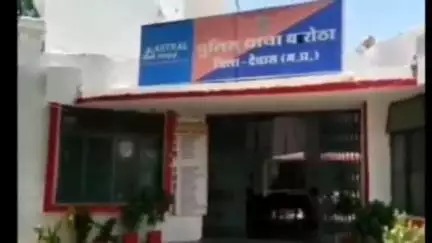 देवास: ग्राम सिरोलिया में पुलिस ने सट्टा अंक पर्ची के साथ एक व्यक्ति को पकड़ा
