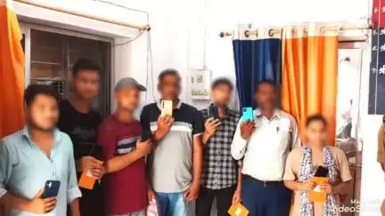 मिर्ज़ापुर: कटरा कोतवाली पुलिस ने 2 लाख कीमत के 16 गुमशुदा मोबाइल किए बरामद, मोबाइल स्वामियों को सुपुर्द किए
