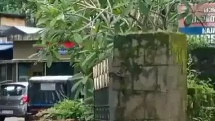 വെള്ളരിക്കുണ്ട്: പൊലീസിന്റെ നീക്കങ്ങൾ അറിയാൻ വാട്സ്ആപ്പ് ഗ്രൂപ്പ് ഉണ്ടാക്കിയ കേസിൽ ഏഴ് പേരെ രാജപുരം പോലീസ് അറസ്റ്റ് ചെയ്തു