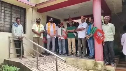 ಹಳಿಯಾಳ: ರಾಜ್ಯ ಕಾಂಗ್ರೆಸ್ ಸರ್ಕಾರದ ವಿರುದ್ಧ ಗುಂಡೋಳ್ಳಿಯಲ್ಲಿ ಬಿಜೆಪಿ ಪ್ರತಿಭಟನೆ