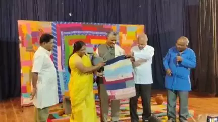 ಧಾರವಾಡ: ಹಳೆಯ ಬಟ್ಟೆಗಳಿಂದ ರಚಿತವಾಗುವ ಕೌದಿ ಜನಪದರ ಜೀವನದಲ್ಲಿ ಹಾಸು ಹೊಕ್ಕಾಗಿದೆ: ನಗರದಲ್ಲಿ ಹಿರಿಯ ಸಾಹಿತಿ ವೀರಣ್ಣ ರಾಜೂರ
