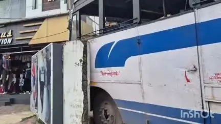 കൊച്ചി: ഓടിക്കൊണ്ടിരുന്ന കെഎസ്ആർടിസി ബസ്സിന് കുമ്പളങ്ങി വെളിയിൽ വച്ച് ബ്രേക്ക് നഷ്ടപ്പെട്ടു, ഇടിച്ച് നിർത്തി ഡ്രൈവർ