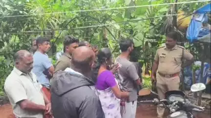 സുൽത്താൻബത്തേരി: നടവയൽ നെയ്ക്കുപ്പയിൽ കാട്ടാന വാഹനങ്ങൾ തകർത്ത സംഭവത്തിൽ പരിശോധനയ്ക്ക് എത്തിയ വനവകുപ്പ് ഉദ്യോഗസ്ഥരെ നാട്ടുകാർ തടഞ്ഞു