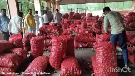 फुलंब्री: बाजार समितीच्या बाजारात कांद्याची आवक वाढली, जास्तीत जास्त शेतकऱ्यांनी कांदा विक्रीस आणण्याचे सचिवांचे आवाहन