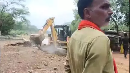 अकलतरा: पोड़ीदल्हा गांव में मुक्तिधाम के लिए चिन्हांकित शासकीय भूमि से हटाया गया बेजा कब्जा