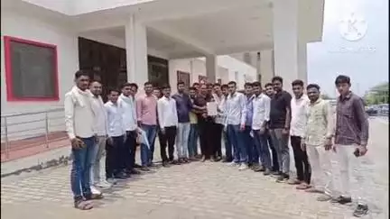 डीडवाना: डायल 112 व 1090 के पायलटों ने विभिन्न मांगों को लेकर जिला कलेक्टर को दिया ज्ञापन, समय पर वेतन नहीं मिलने का किया विरोध