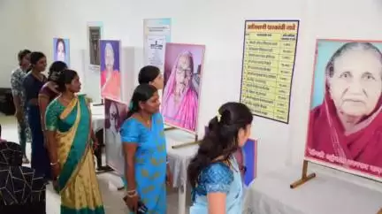 भंडारा: ऑफीसर क्लब येथे छायाचित्र प्रदर्शनास महिलांची भेट, जिल्हा माहिती कार्यालयाकडून सचित्र प्रदर्शनाचे आयोजन