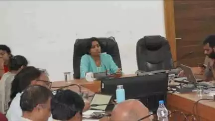 कुरई: कलेक्ट्रेट सभाकक्ष में कलेक्टर ने की धरती आबा जनजातीय ग्राम उत्कर्ष अभियान की प्रगति की समीक्षा