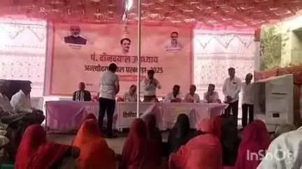 मावली: घासा में पं. दीनदयाल उपाध्याय पखवाड़ा शिविर के दौरान मावली एसडीएम ने दी विभिन्न योजनाओं की जानकारी