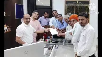 सवाई माधोपुर: रामडी के सरकारी विद्यालय के विकास हेतु ग्रामीणों ने कलेक्टर को सौंपा ₹6 लाख का चेक