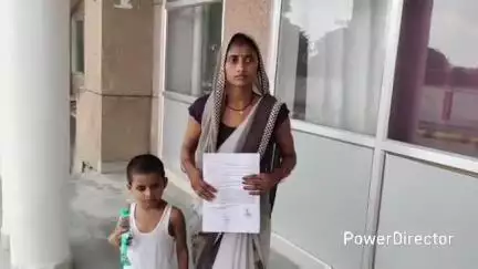 मऊ: कर्वी के गोल तालाब की निवासी महिला ने कुत्ते के काटने पर बच्चे के इलाज की मांग को लेकर डीएम कार्यालय पहुंची