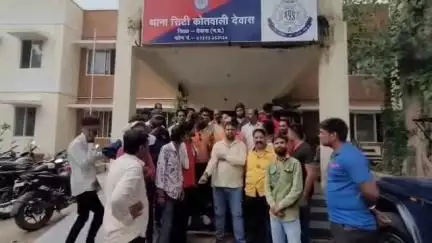 देवास नगर: रेलवे स्टेशन पर ई-रिक्शा चालक के साथ मारपीट, कोतवाली थाने में शिकायत दर्ज