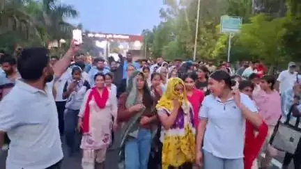 हिसार: HAU विश्वविद्यालय में आंदोलन को समर्थन देने पहुंचे दिग्विजय चौटाला, छात्राओं को हॉस्टल तक छोड़ा