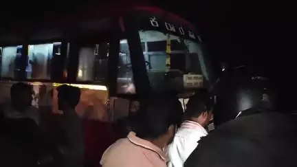 ಚಾಮರಾಜನಗರ: ಕುಡಿದು ಬೈಕ್ ಚಲಾಯಿಸಿ ಬಸ್‌ಗೆ ಡಿಕ್ಕಿ, ಸವಾರನ ಸ್ಥಿತಿ ಗಂಭೀರ; ದೊಡ್ಡರಾಯಪೇಟೆ ಕ್ರಾಸ್ ಬಳಿ ಘಟನೆ
