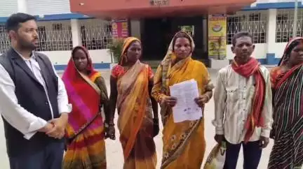 गोपालगंज: भूमिहीनों को पर्चा मिलने के 17 साल बाद भी ज़मीन नहीं मिली, पीड़ितों ने समाहरणालय में डीएम से गुहार लगाई