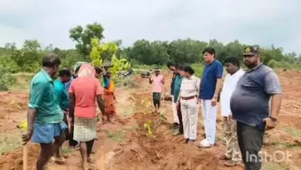 হীরবাঁধ: ভোটে কথা দিয়েছিলেন জয়ের মার্জীনের সমসংখ্যক বৃক্ষ রোপনের, সেইমতো কয়মা গ্রামে বৃক্ষ রোপনের কাজ শুরু করলেন বিধায়ক