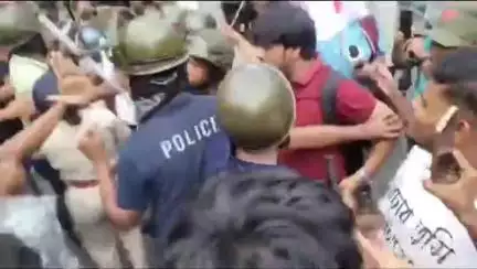 কলকাতা: দক্ষিণ কলকাতায় ল' কলেজে এক ছাত্রীকে গণধর্ষণের প্রতিবাদে কসবা থানার সামনে রণক্ষেত্র পরিস্থিতি