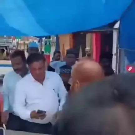 पीलीभीत: बरखेड़ा में तालाब पर कब्जा करने के प्रयास की सूचना पर पहुंचे नगर पंचायत के अध्यक्ष की नोकझोंक
