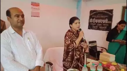 ज़मानिया: उत्तर प्रदेश राज्य महिला आयोग की उपाध्यक्ष चारु चौधरी ने हेतिमपुर गांव के सीएससी केंद्र पर महिला चौपाल का आयोजन किया