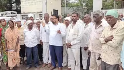 नंदुरबार: तालुक्यात आदिवासी बांधवांच्या शेतात उभारलेल्या अवैध इलेक्ट्रिक पोल,रस्त्याबाबत सुजलॉन कंपनीला तहसीलदारांचा कारवाईचा आदेश