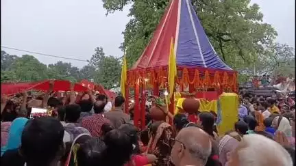 रंका: रंका ठाकुरबारी मंदिर में धूमधाम से मनी रथ यात्रा, भगवान जगन्नाथ, भाई बलभद्र व बहन सुभद्रा रथ पर सवार होकर मौसी बाड़ी गए