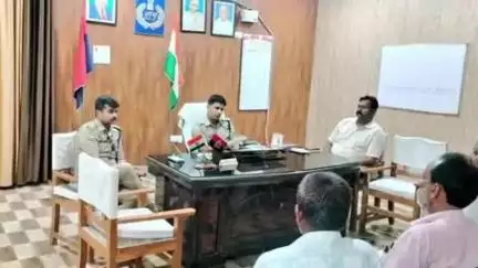 गोंडा: पुलिस ऑफिस में ASP पूर्वी मनोज रावत ने CO सिटी के साथ ताजियादारों के साथ की मीटिंग, निर्धारित मार्गों पर ले जाए ताजिया
