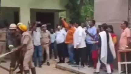 फूलपुुर: फूलपुर, सैदाबाद स्थित राजकीय बालिका इंटर कॉलेज में किया गया मॉक ड्रिल, आग बुझाने का प्रदर्शन किया गया