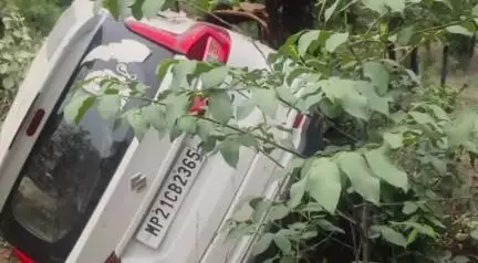 विजयराघवगढ़: आईटीआई के समीप मुख्य मार्ग पर कार पेड़ से टकराई, दो लोग घायल