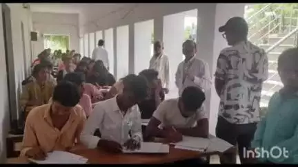 कुर्था: SBAN कॉलेज दरहेटा लारी में BA परीक्षा को कदाचार मुक्त कराने के लिए BEO ने किया निरीक्षण