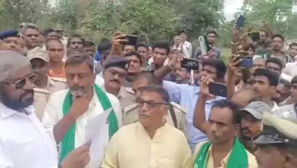 ಹನೂರು: ದೇಶೀಯ ತಳಿ ಗೋವುಗಳ ರಕ್ಷಣೆಯಲ್ಲಿ ವಿಫಲ, ಮಿಣ್ಯಂನಲ್ಲಿ ಸಚಿವರ‌ ಮುಂದೆಯೆ ರೈತರ ಆಕ್ರೊಶ