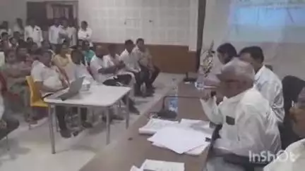 अकोट: तहसील कार्यालय येथे आमदार प्रकाश भारसाकळे यांच्या उपस्थितीत शिवपांदन रस्त्यांसाठी आढावा बैठक पार पडली