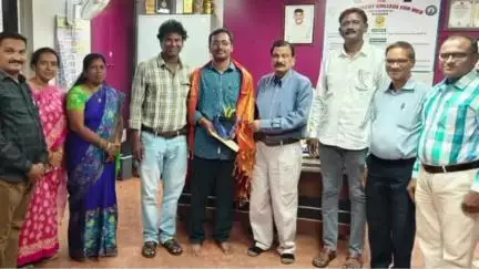 కడప: ఏపీ పీజీ సెట్ ఫలితాలలో ఎంకామ్ సబ్జెక్ట్‌లో స్టేట్ ఫస్ట్ ర్యాంక్ సాధించిన ఆర్ట్స్ కళాశాల విద్యార్థిని అభినందించిన ప్రిన్సిపల్‌