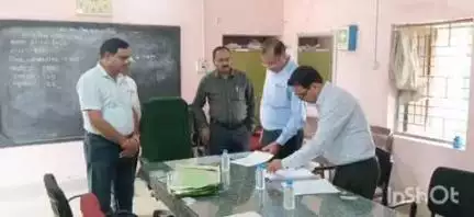 जगदलपुर: लोक सेवा आयोग के सदस्य डॉ. प्रवीण वर्मा ने पीएससी मुख्य परीक्षा केंद्र जगतु माहरा स्कूल का किया निरीक्षण