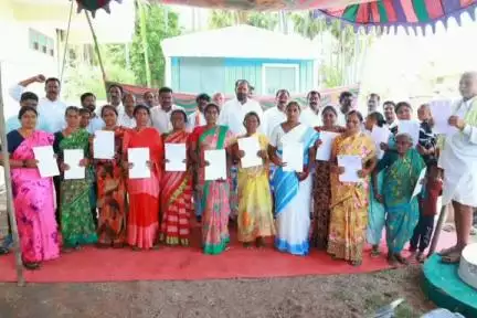 పెద్దపల్లి: కాల్వ శ్రీరాంపూర్ మండలంలోని పలు గ్రామాల్లో లబ్ధిదారులకు రేషన్ కార్డులు పంపిణీ చేసిన ఎమ్మెల్యే విజయ రమణారావు