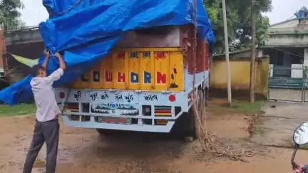 कोलेबिरा: वन विभाग ने कोलेबिरा में चेकनाका पर अवैध बीड़ी पत्ता लदे ट्रक को किया जब्त